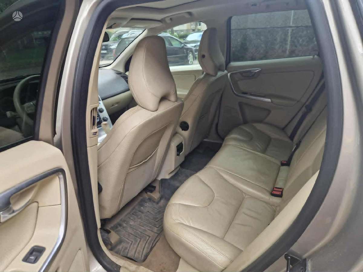 Volvo XC60, 3.2 l., off-road / crossover