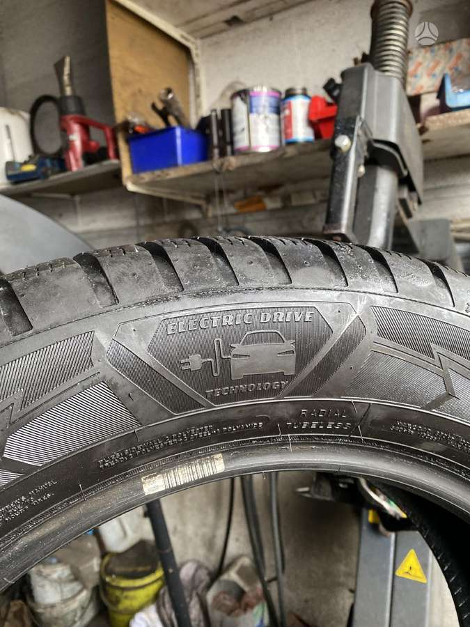 Goodyear UltraGrip, žieminės 245/55 R17