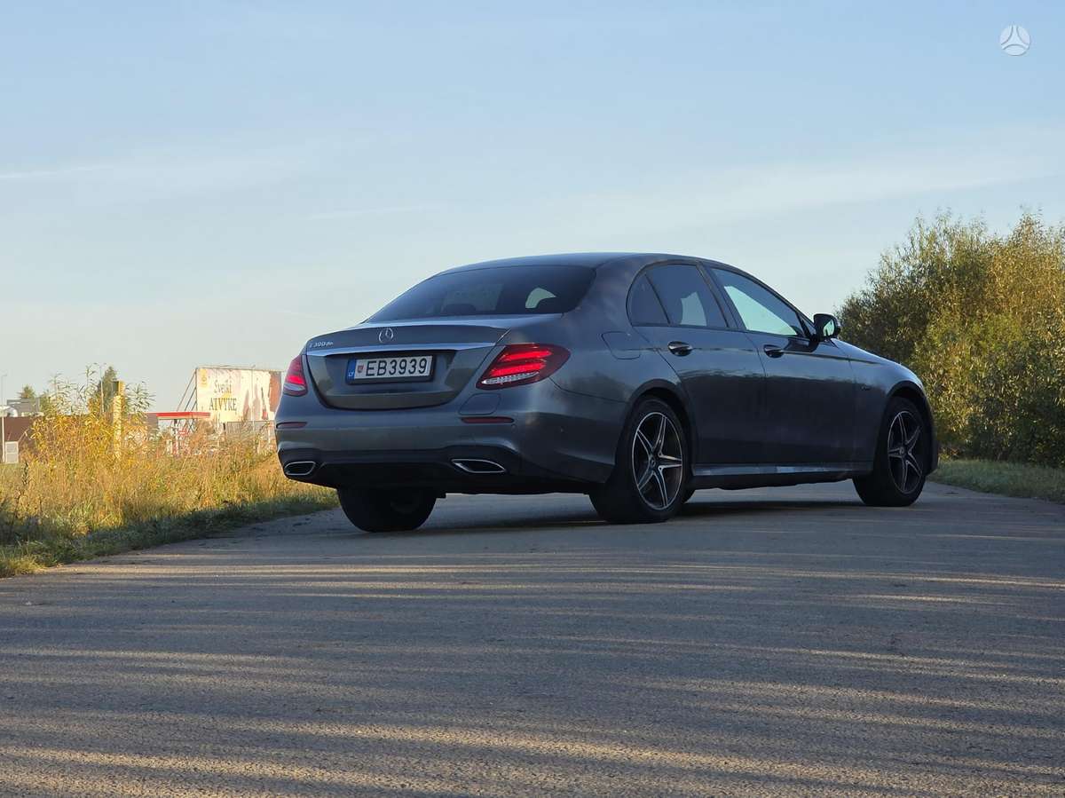 Mercedes-Benz E300, sedans