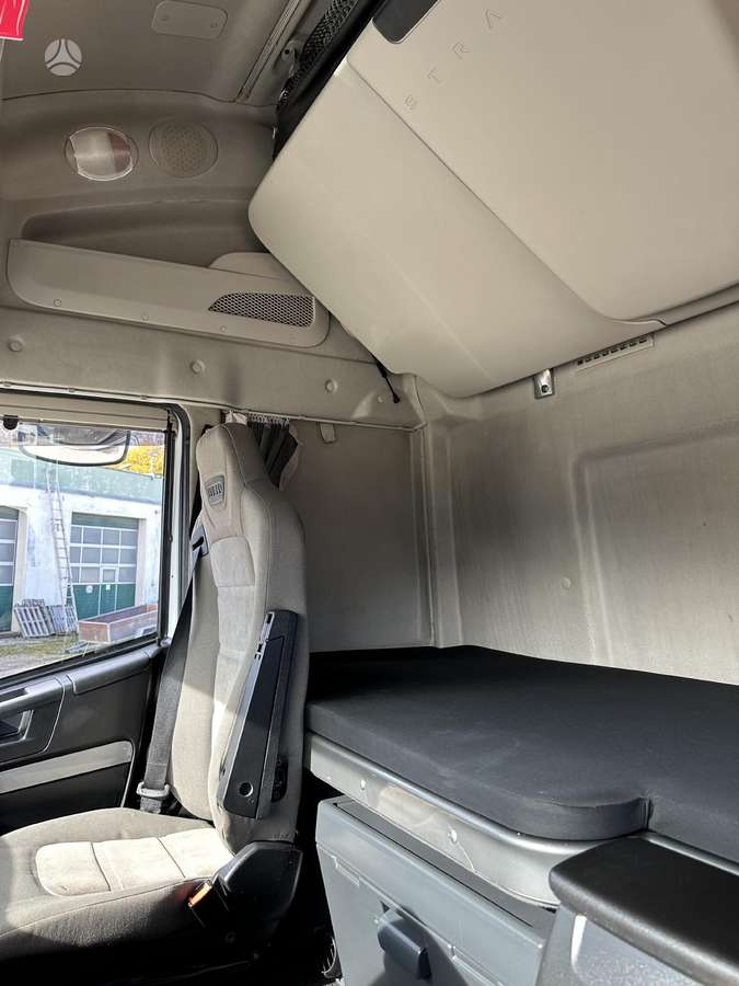 Iveco STRALIS AS440S48T/P, double sleeper