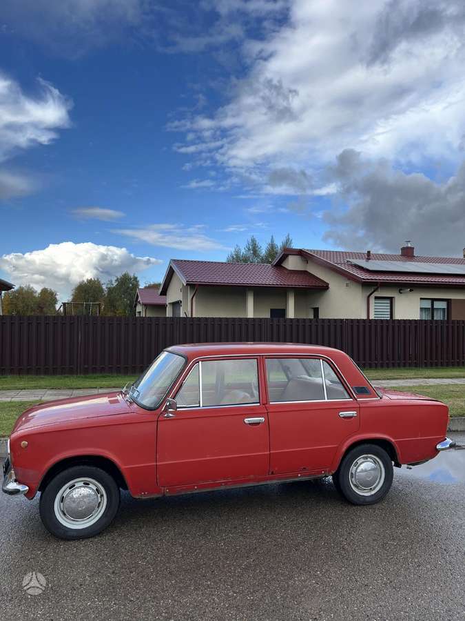 Lada 21011, saloon / sedan