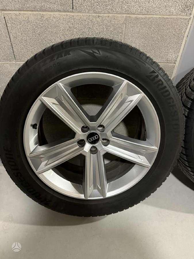 Audi Q8, lengvojo lydinio, R20