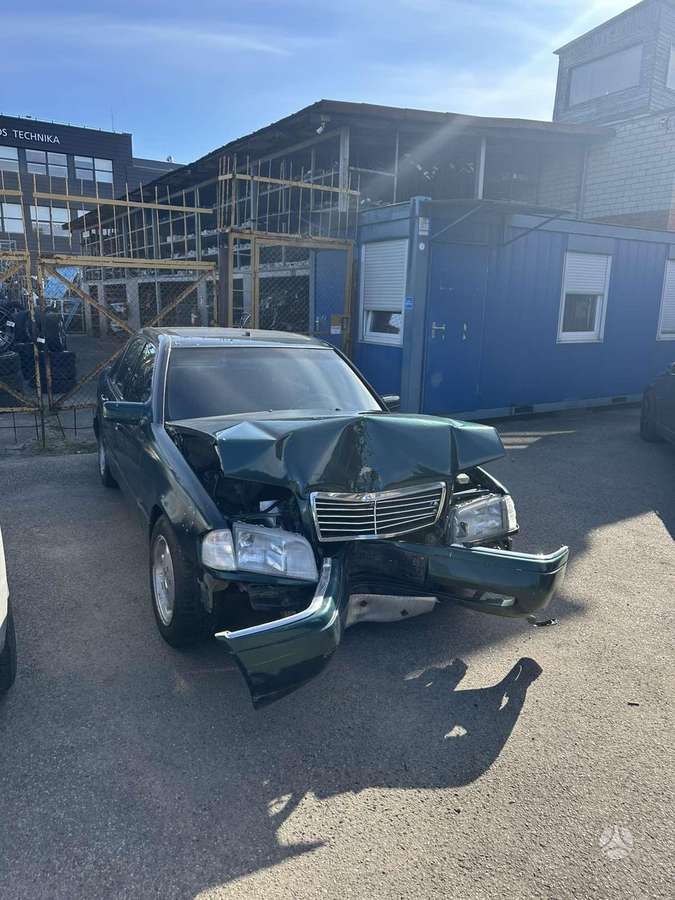 Mercedes-Benz C200 dalimis
