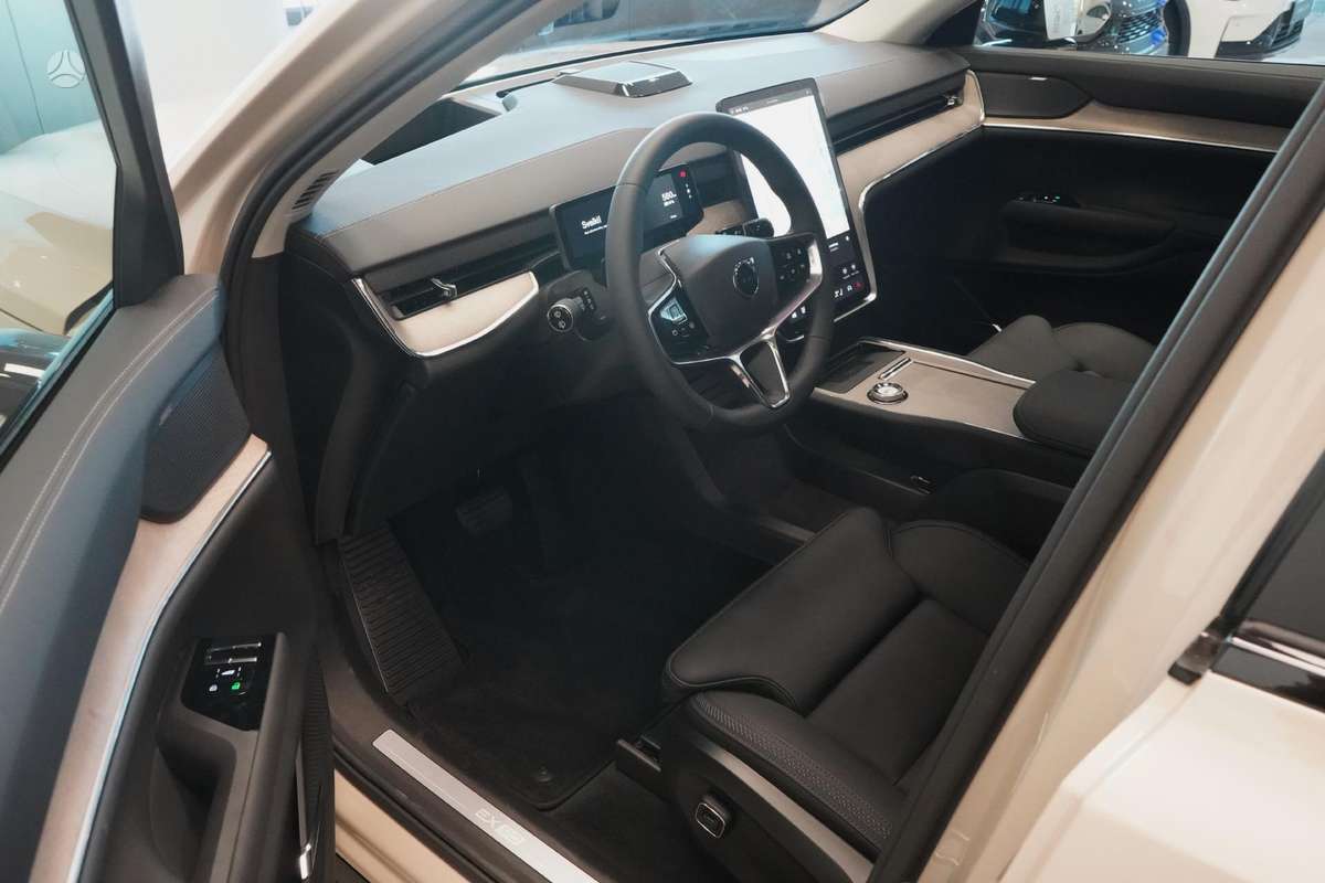 Volvo EX90 - 8