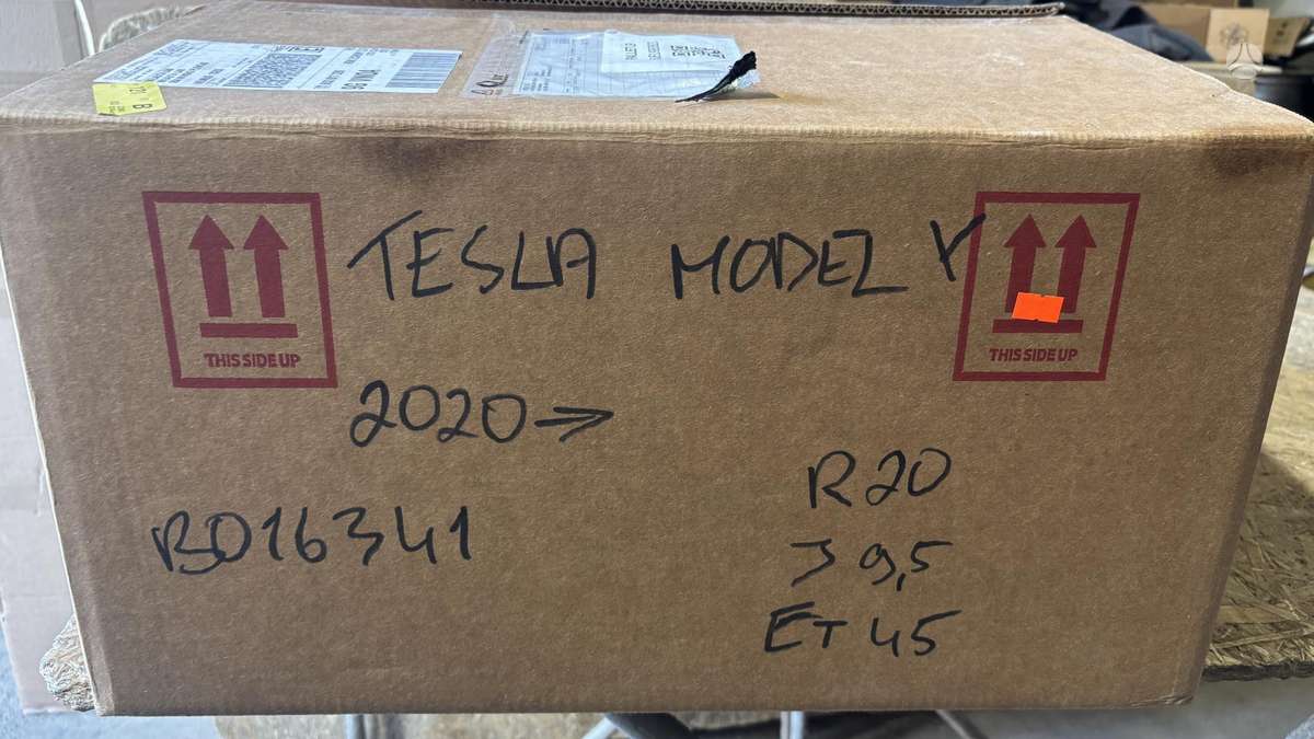 Tesla Model Y, 118822300B, Cen29029