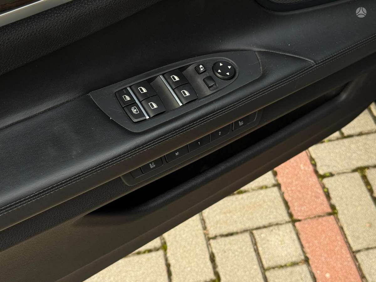 BMW 750, 4.4 l., Седан