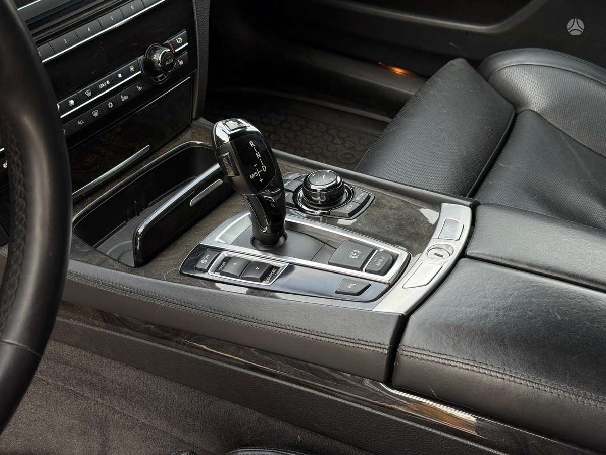 BMW 750, 4.4 l., Седан