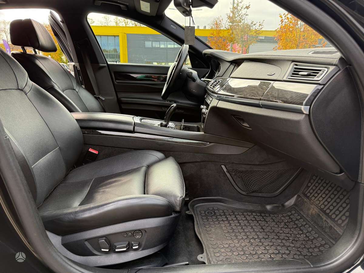 BMW 750, 4.4 l., Седан