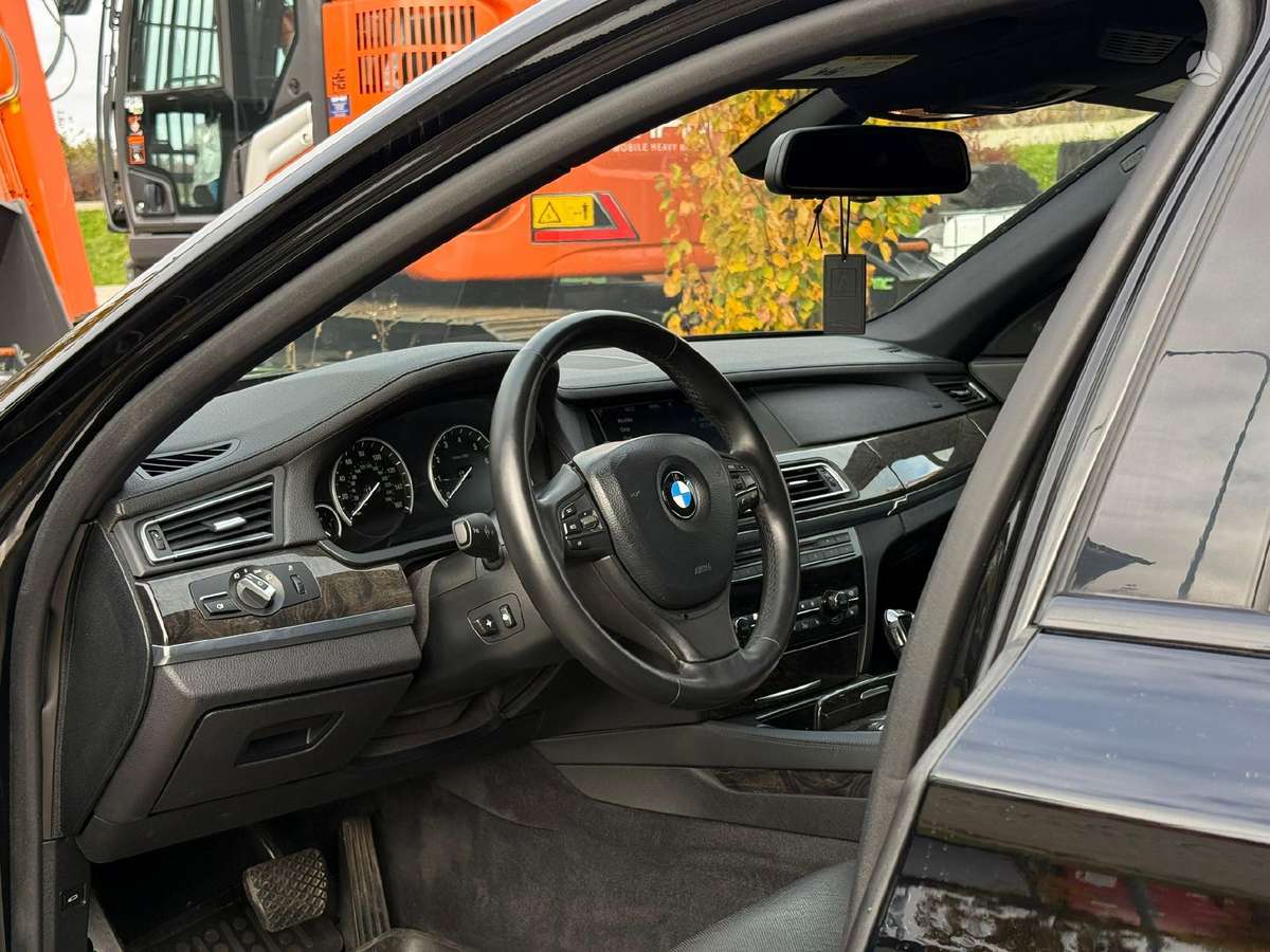 BMW 750, 4.4 l., Седан