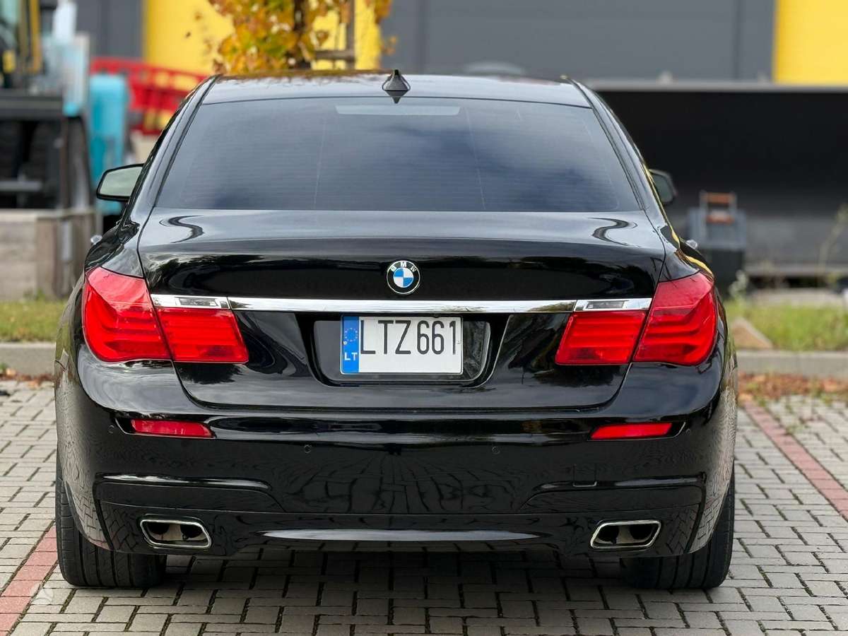 BMW 750, 4.4 l., Седан