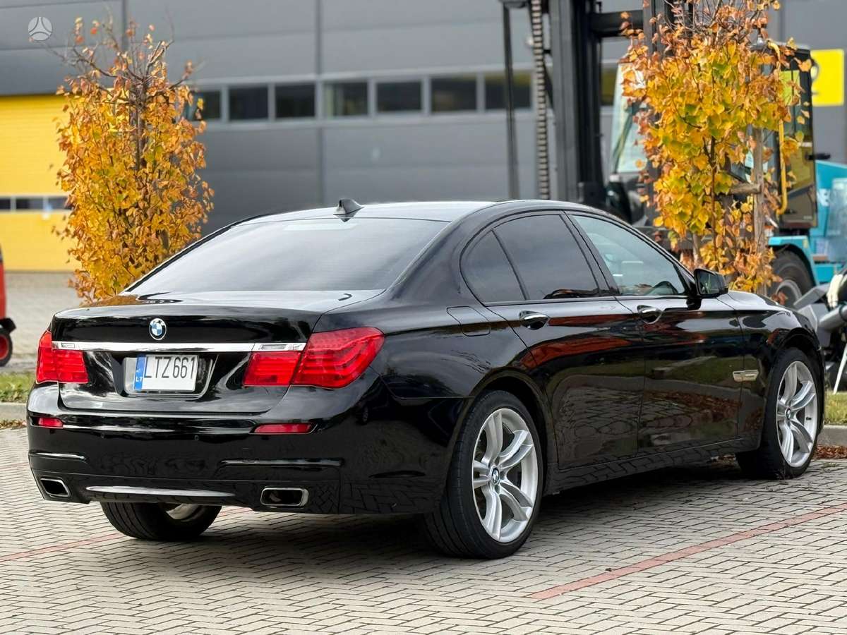 BMW 750, 4.4 l., Седан