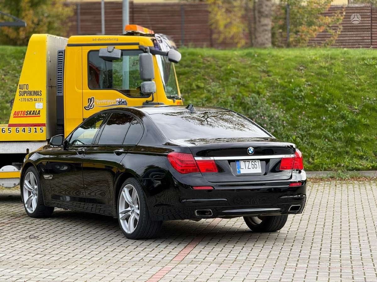 BMW 750, 4.4 l., Седан