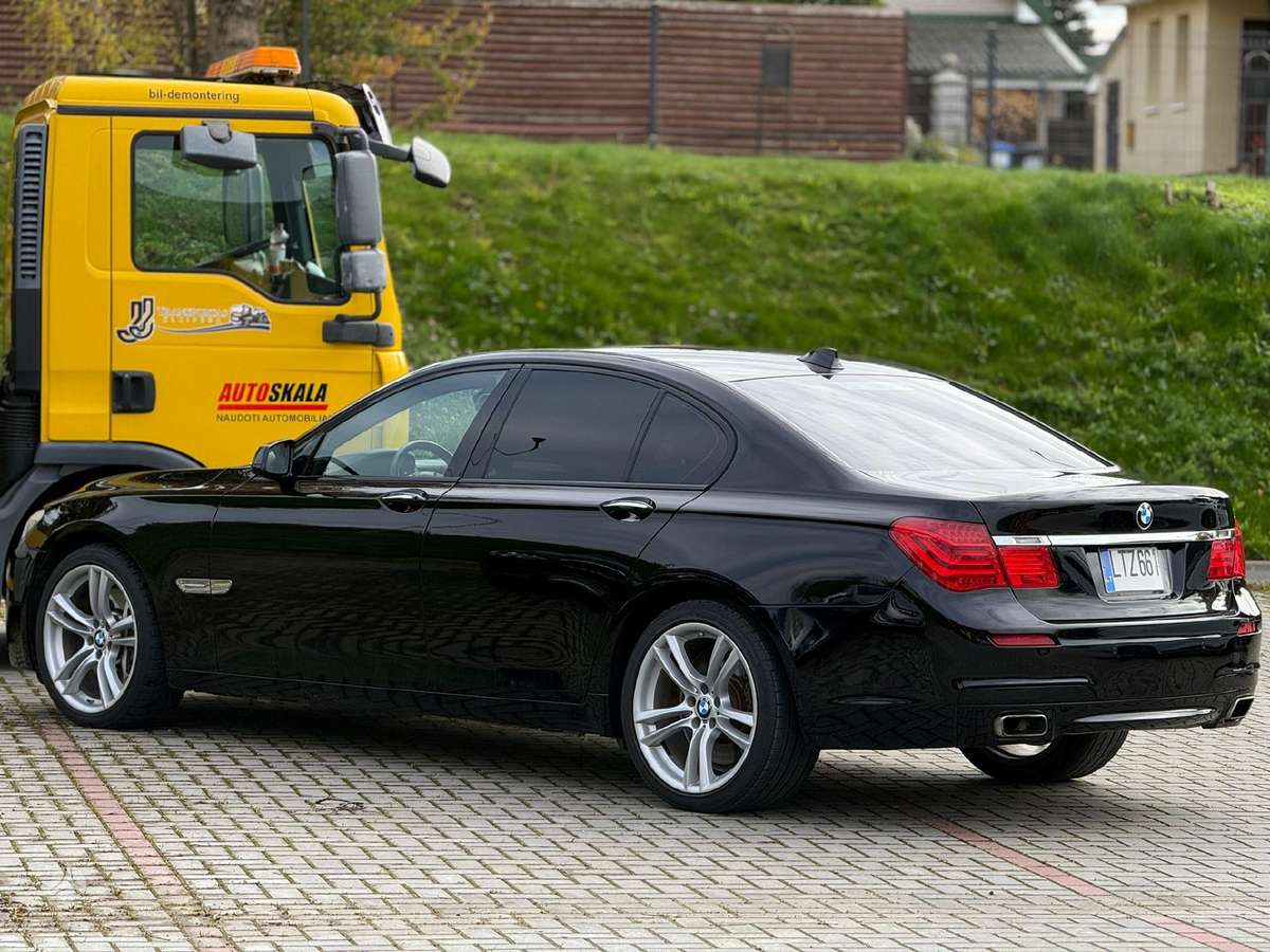 BMW 750, 4.4 l., Седан