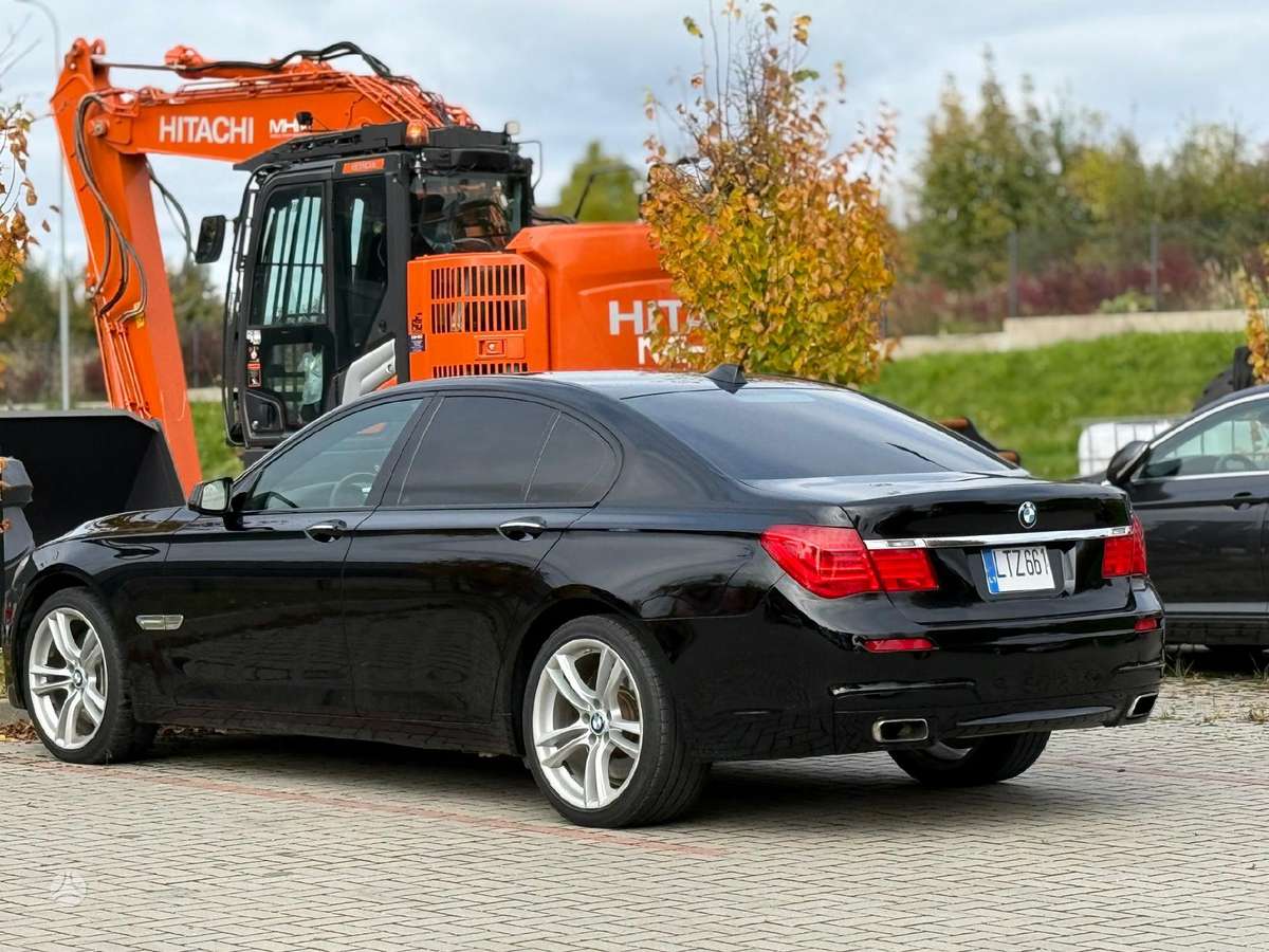 BMW 750, 4.4 l., Седан