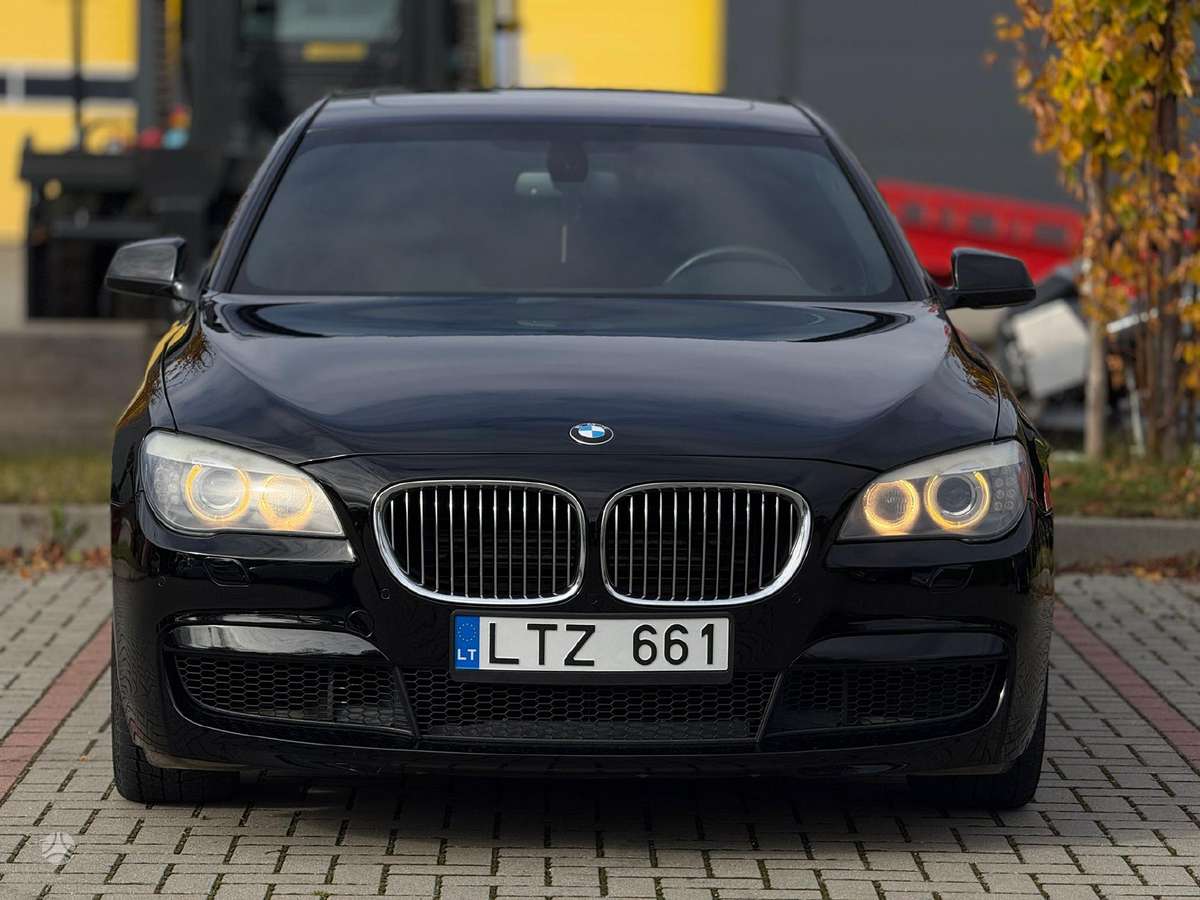 BMW 750, 4.4 l., Седан