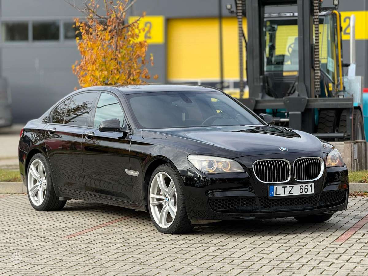 BMW 750, 4.4 l., Седан