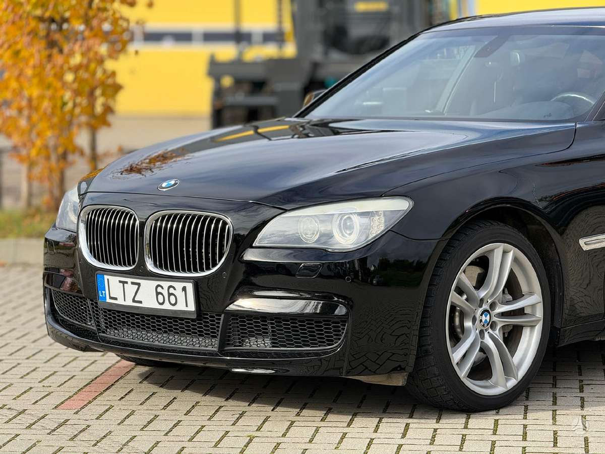 BMW 750, 4.4 l., Седан