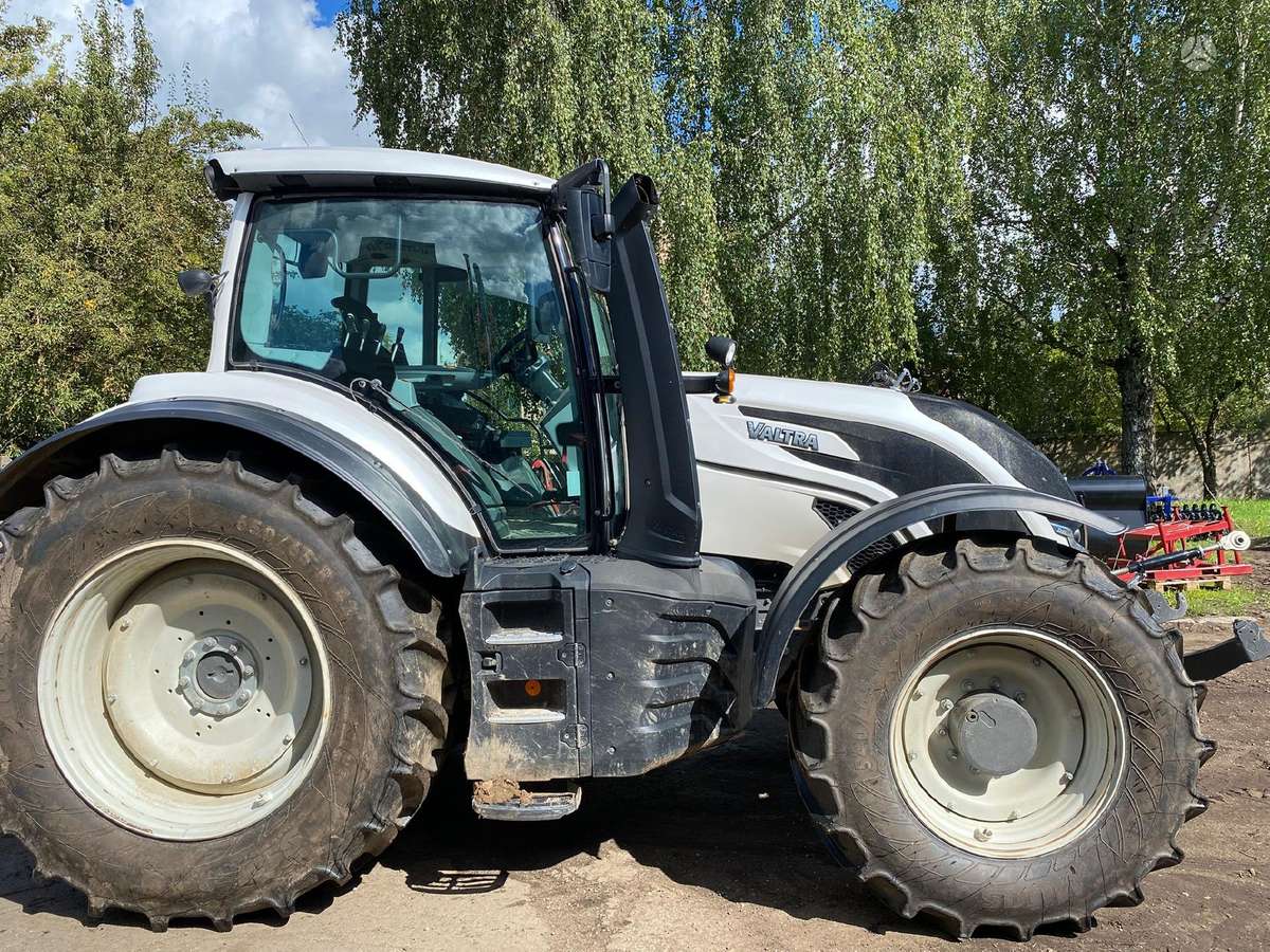 Valtra T235, tractors