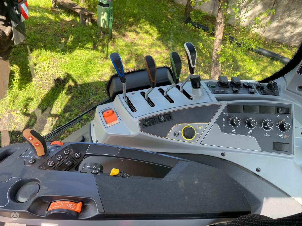 Valtra T235, traktoriai