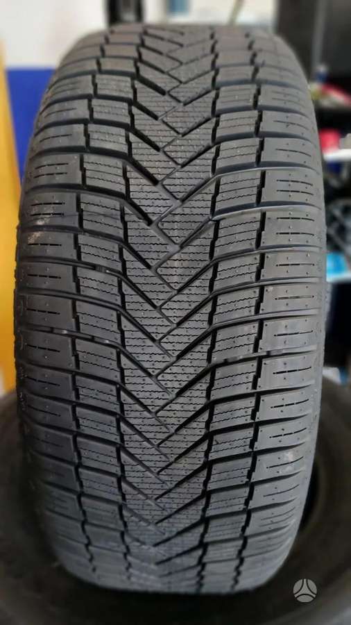 Sunny NC501, universalios 245/40 R18