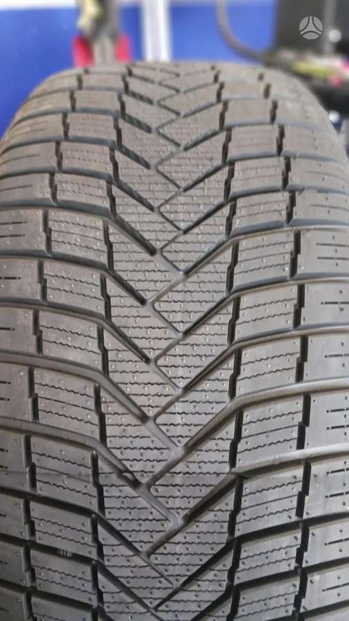 Sunny NC501, universalios 245/40 R18