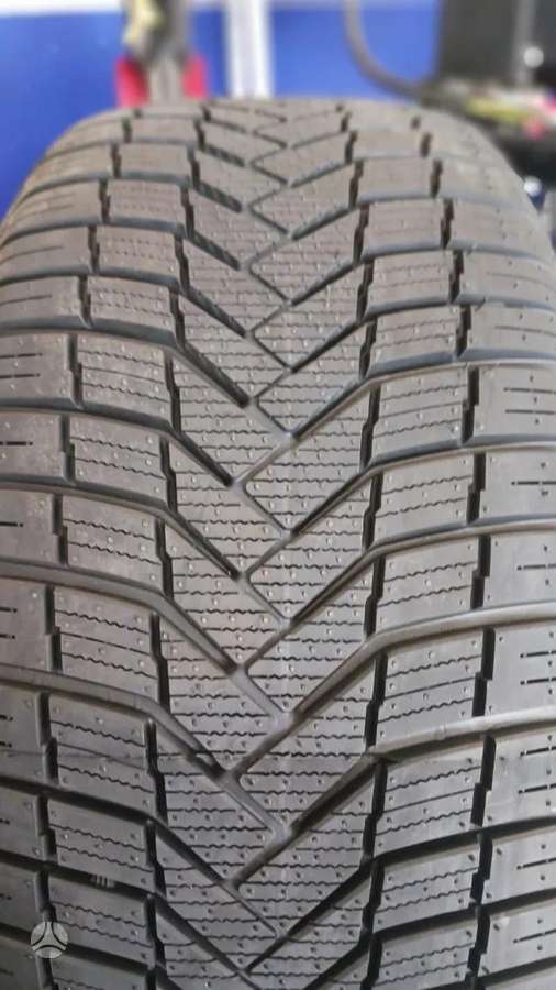 Sunny NC501, всесезонные 245/40 R18