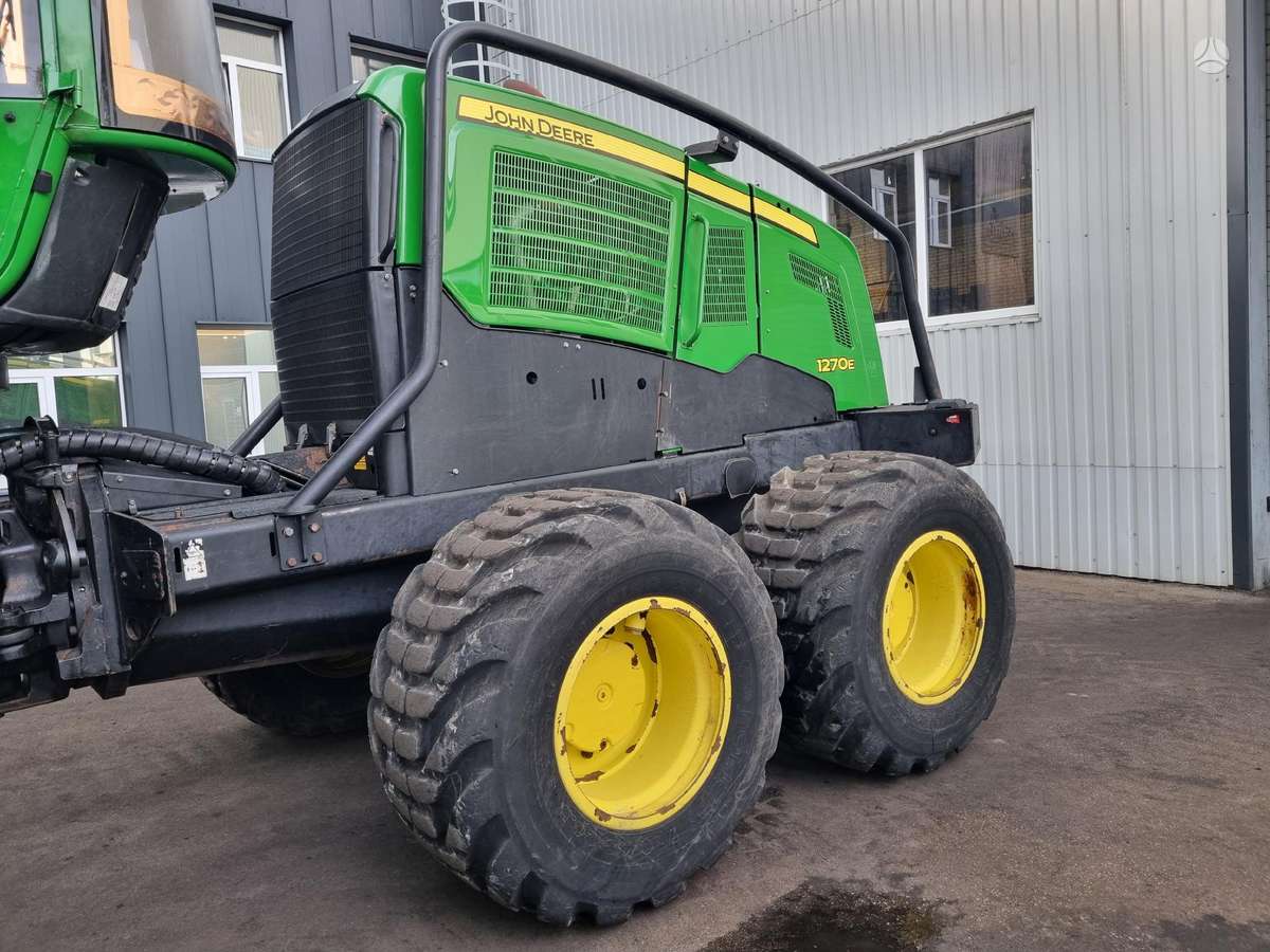 John Deere 1270E, harvesters