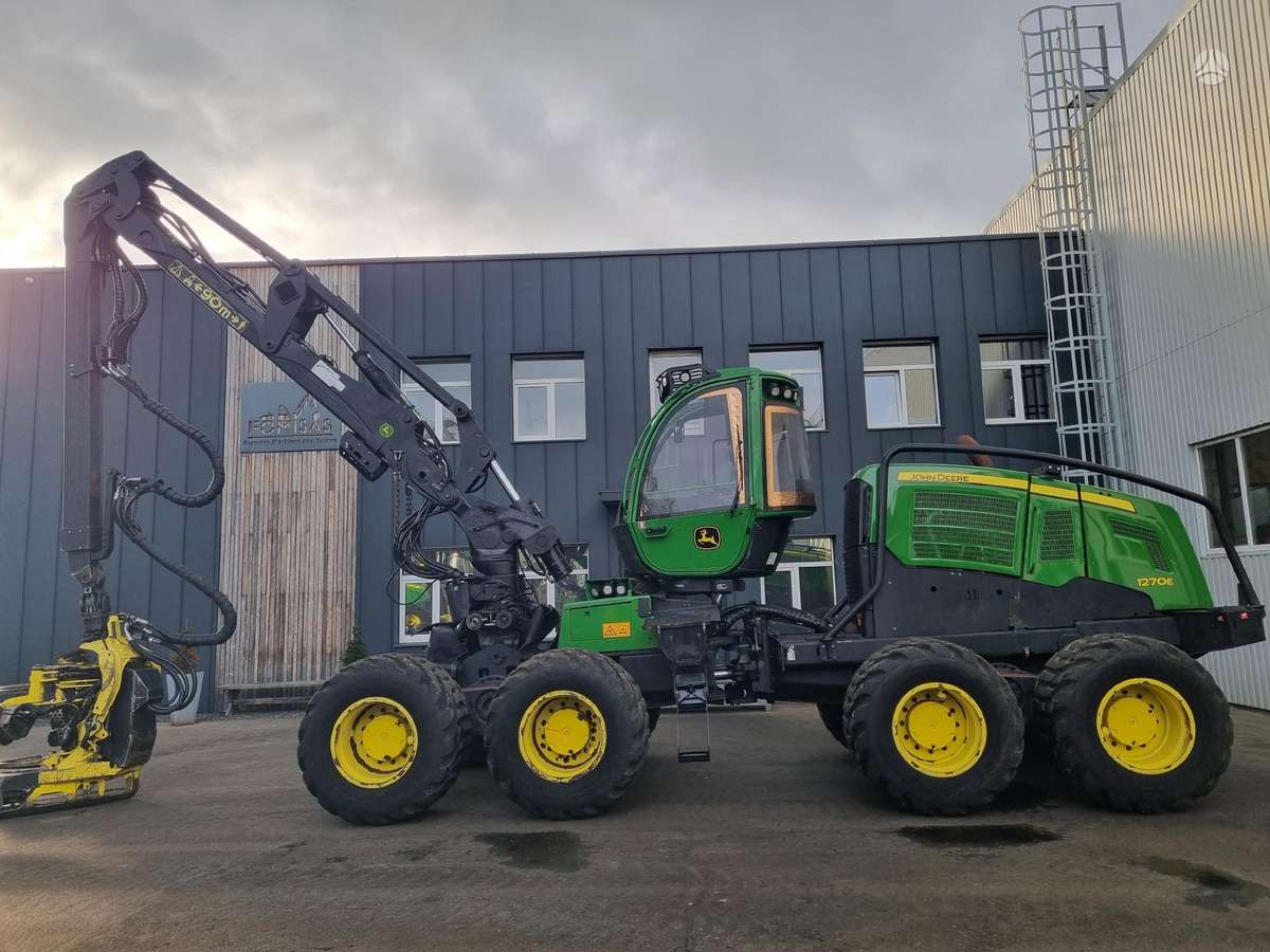 John Deere 1270E, harvesters