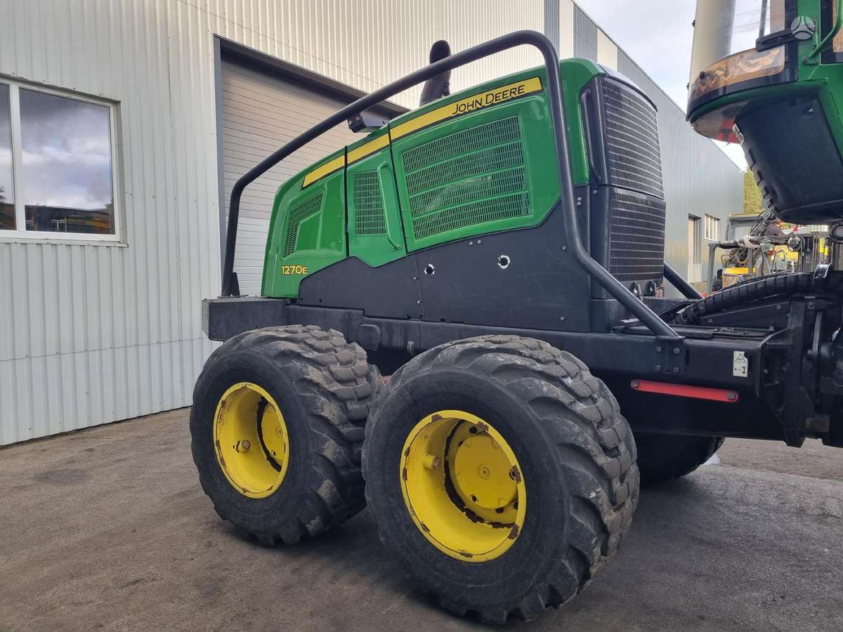 John Deere 1270E, harvesters