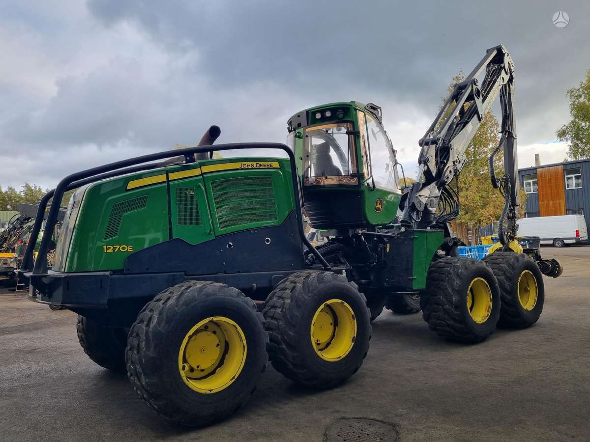 John Deere 1270E, harvesters