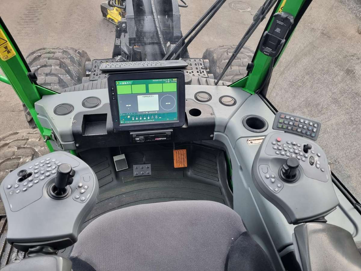 John Deere 1270E, harvesters