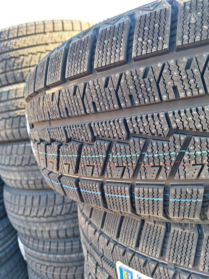 Maxtrek, winter 215/55 R17