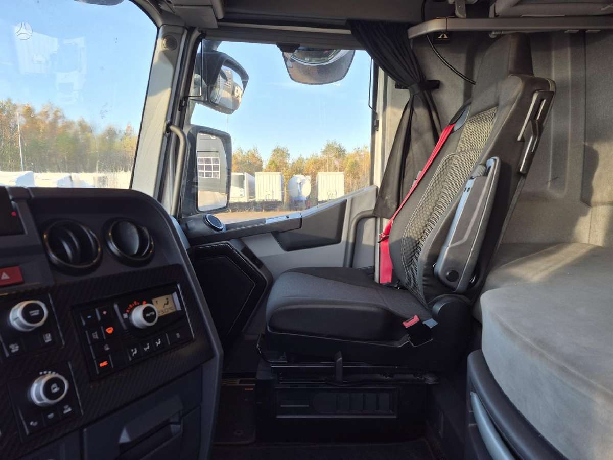 Renault T440 High cab, double sleeper