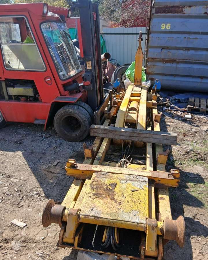 Clark 500, forklifts