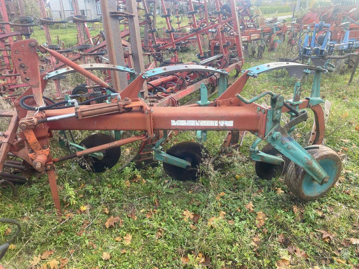 Kverneland 200, ploughs