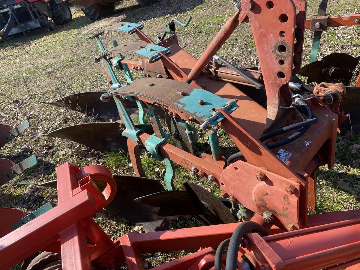 Kverneland 200, ploughs