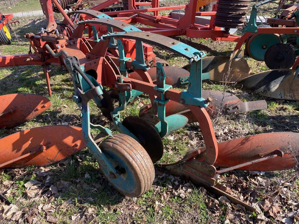 Kverneland 200, ploughs