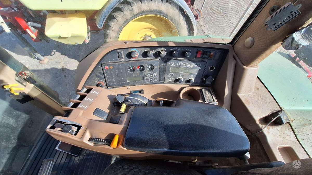 John Deere 8200, traktoriai