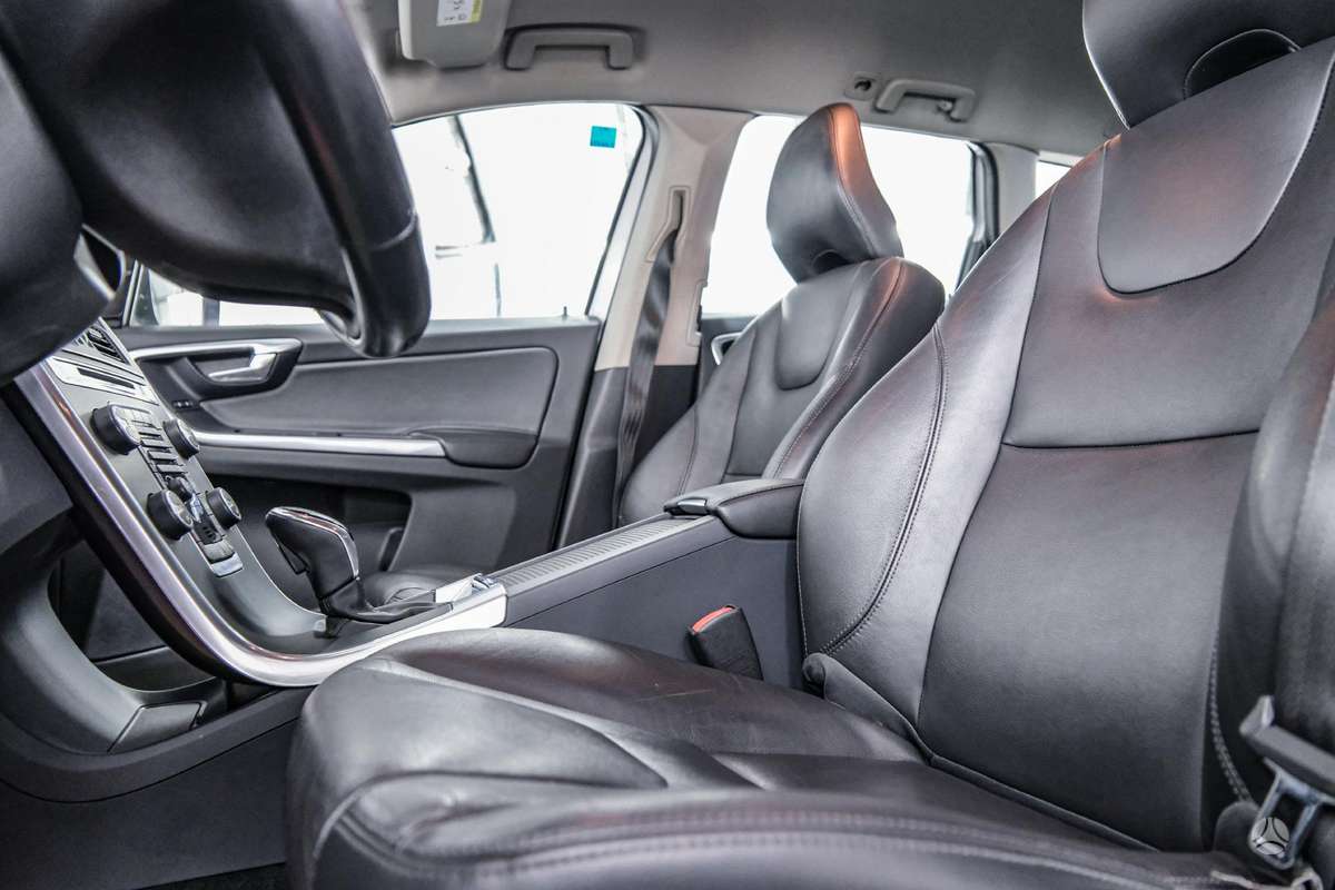 Volvo XC60, 2.0 l., off-road / crossover