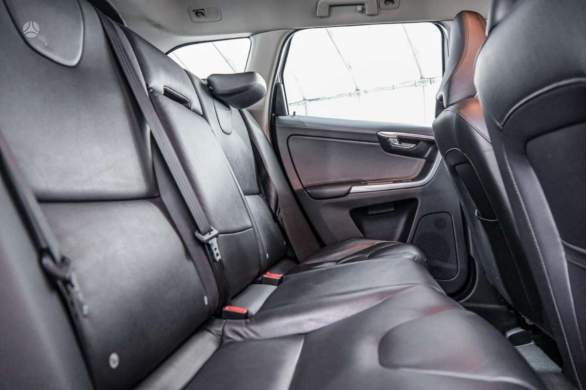 Volvo XC60, 2.0 l., off-road / crossover