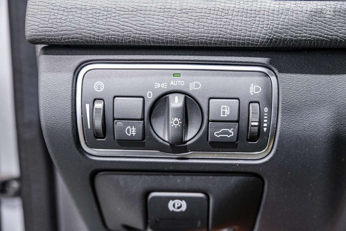 Volvo XC60, 2.0 l., off-road / crossover