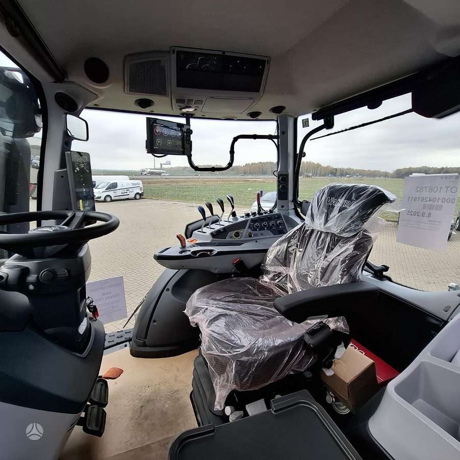 Valtra T215 Active, traktoriai