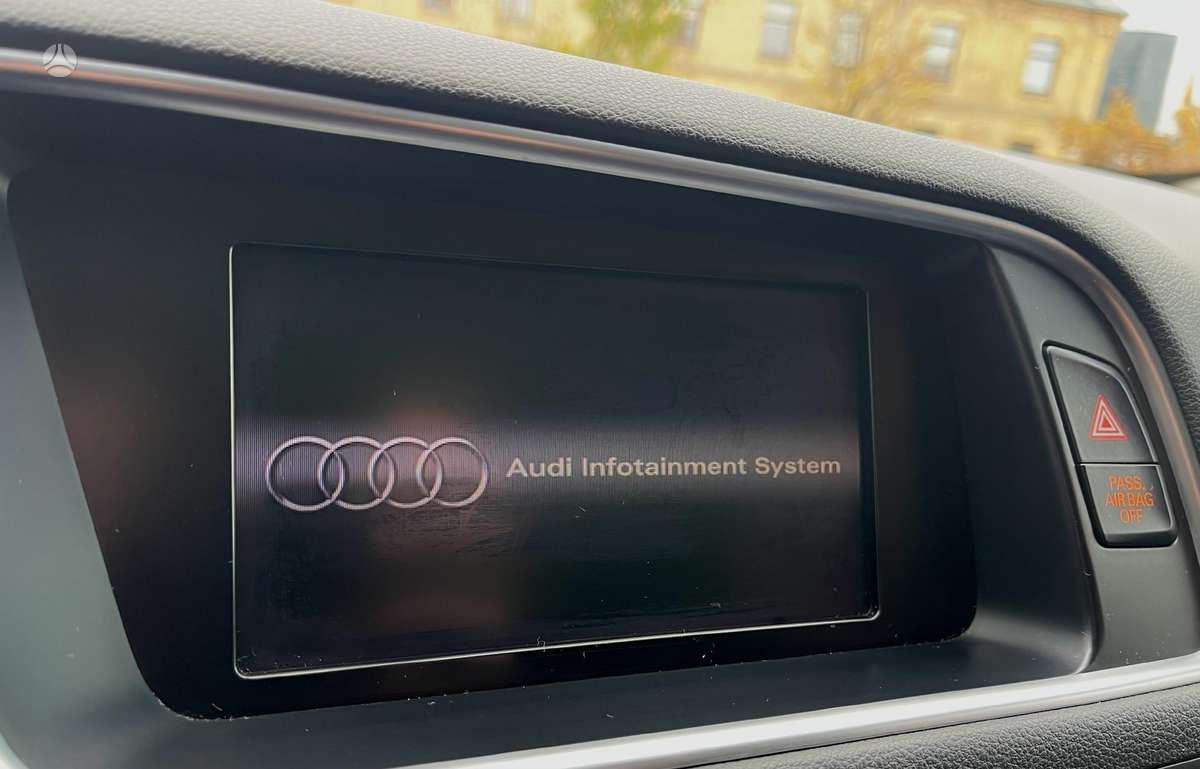 Audi Q5, 3.2 l., off-road / crossover