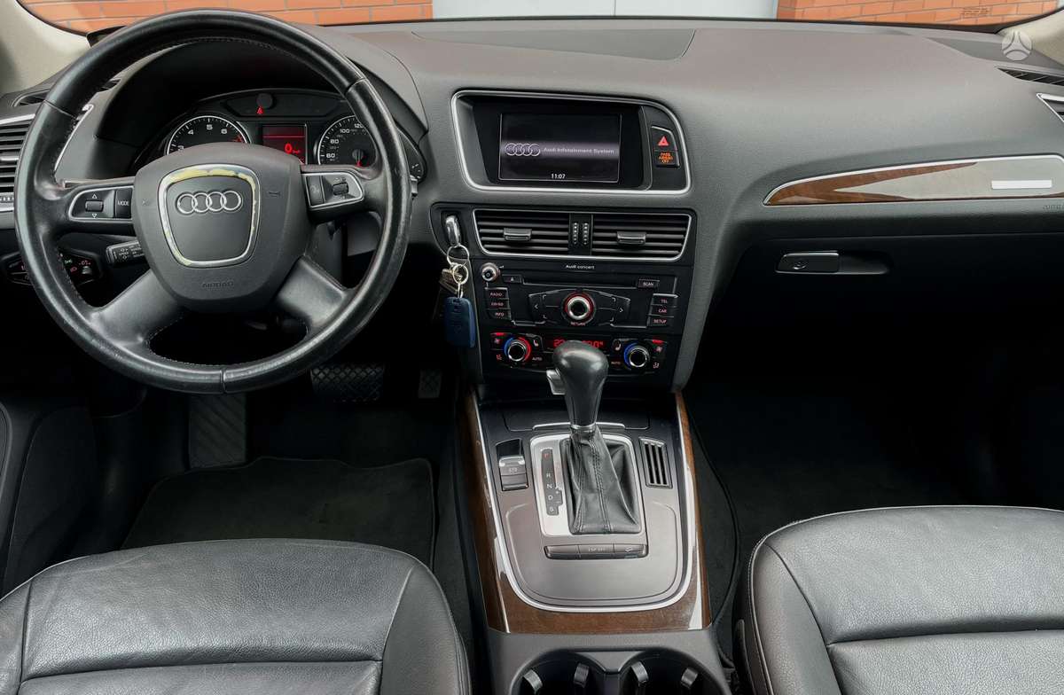 Audi Q5, 3.2 l., off-road / crossover