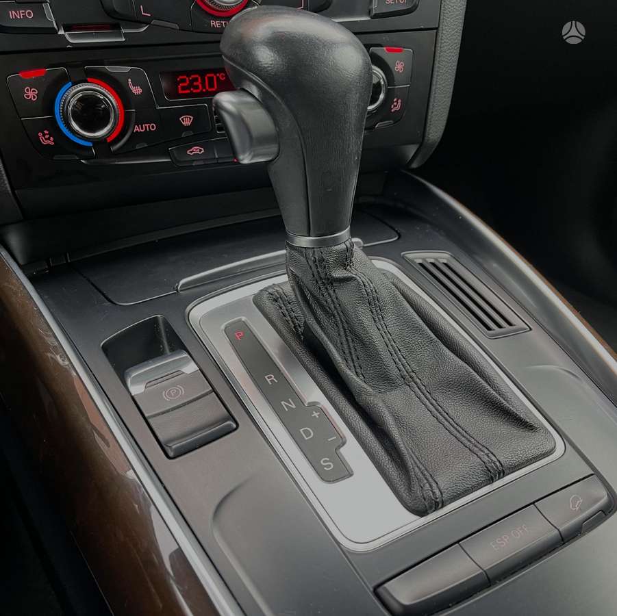 Audi Q5, 3.2 l., off-road / crossover