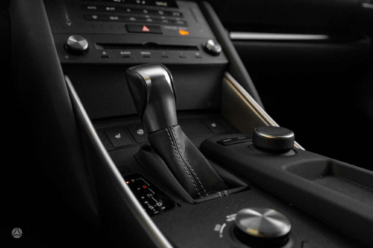 Lexus IS 300h, 2.5 l., Седан
