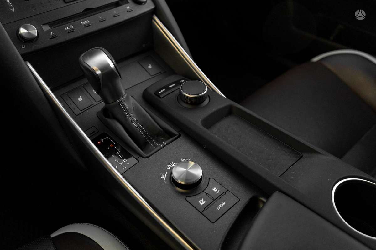 Lexus IS 300h, 2.5 l., Седан