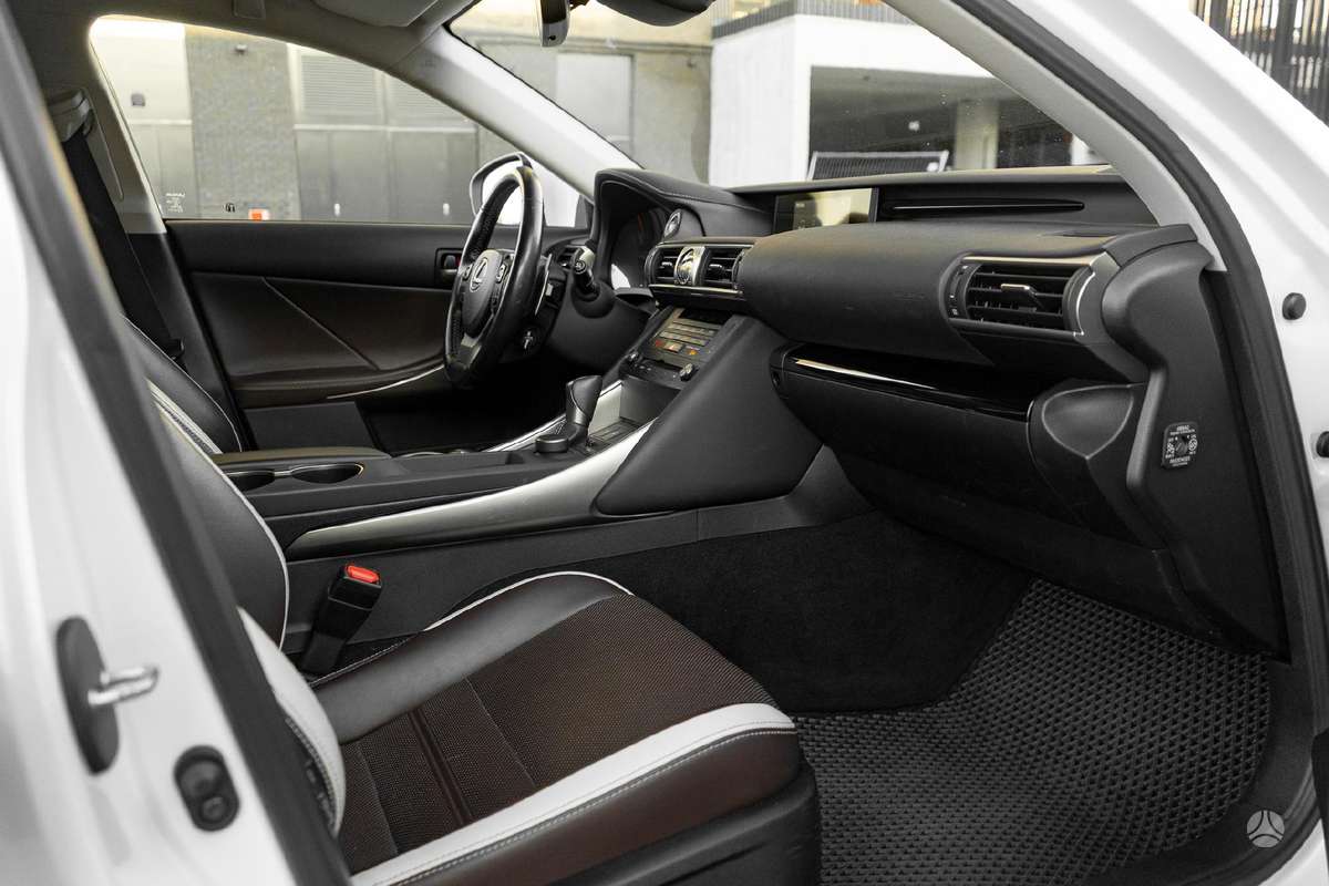 Lexus IS 300h, 2.5 l., Седан