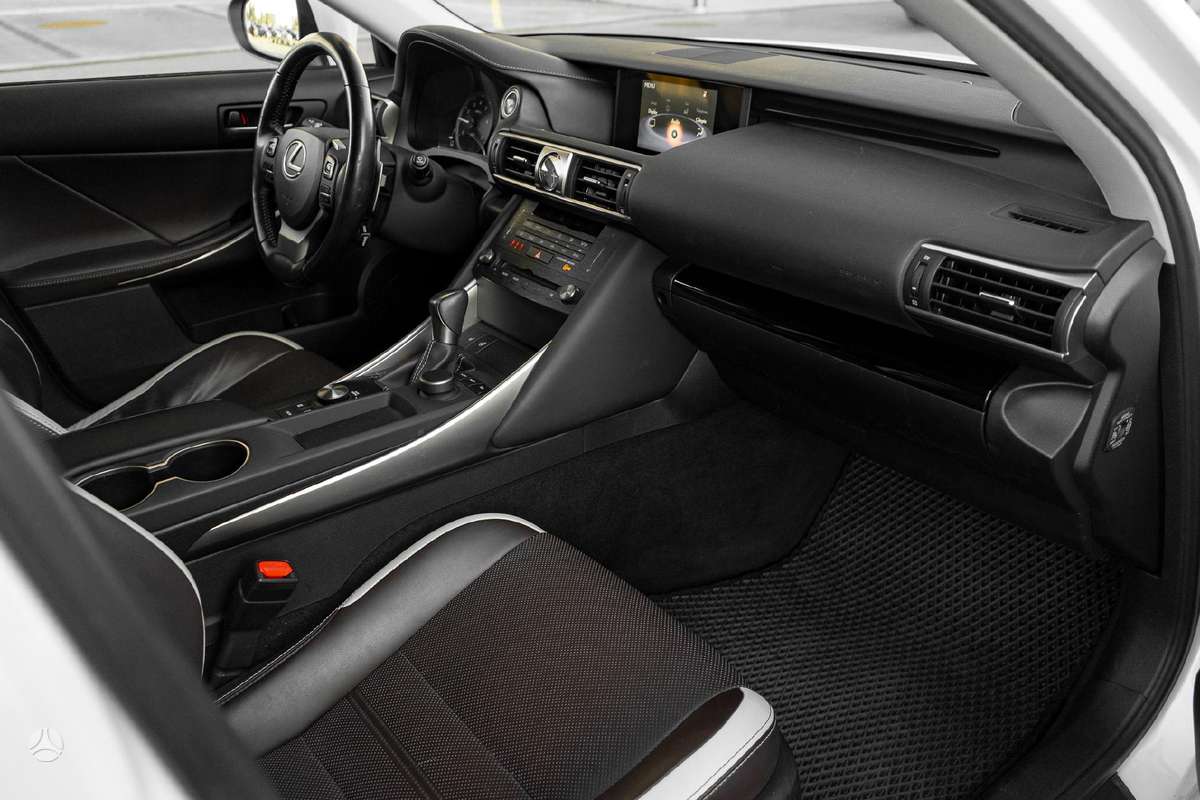 Lexus IS 300h, 2.5 l., Седан