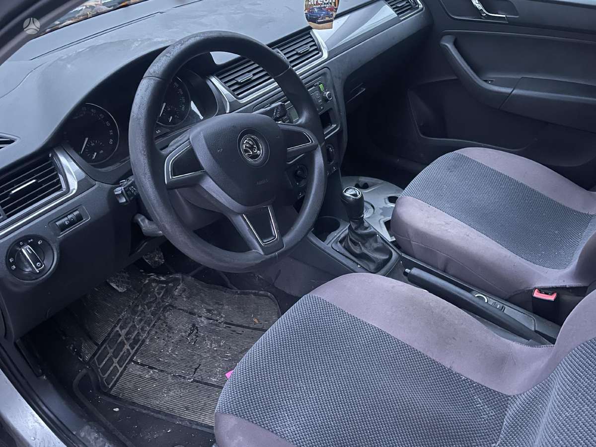 Skoda Rapid dalimis